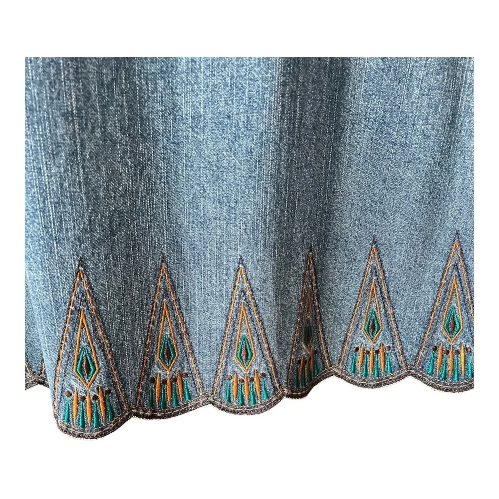 Vintage embroidered Southwest Scalloped Hem denim skirt. Size 10